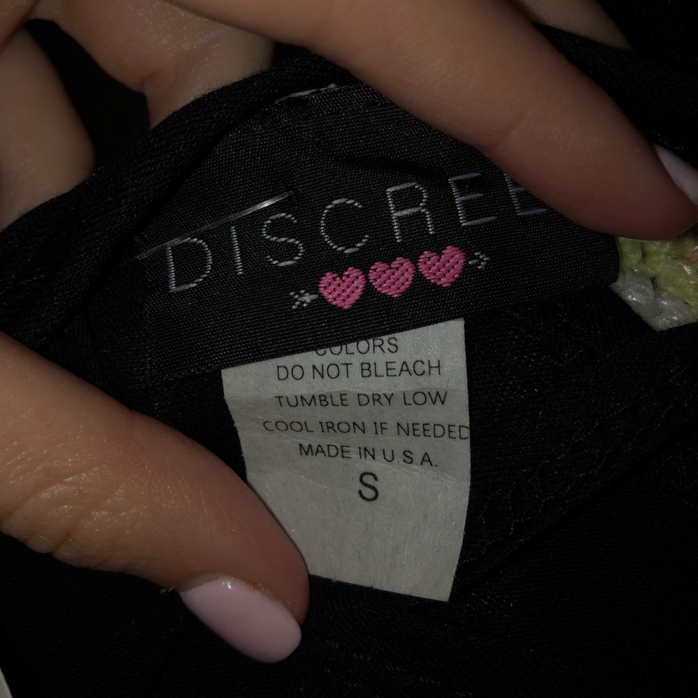 Discreet Top - Picture 5 of 5